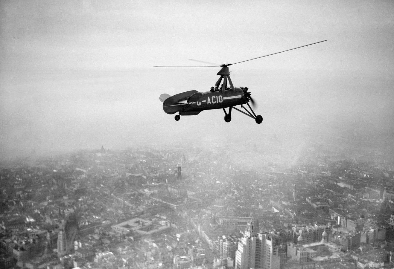 Autogiro. Fue inventado por el ingeniero español Juan de la Cierva, quien desarrolló el rotor articulado que más tarde usarían los helicópteros. El nacimiento de los helicópteros propició el declive de los autogiros hasta su práctica desaparición.