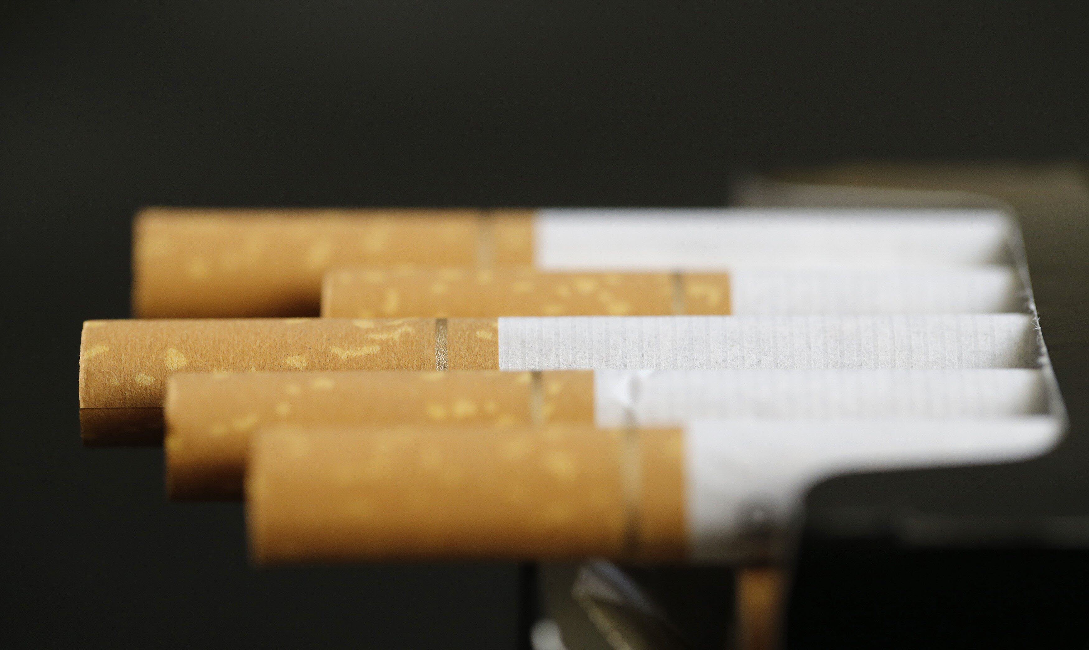 Cigarrillos. Tiene su origen en los mendigos de la ciudad de Sevilla, que en el siglo XVI empezaron a aprovechar los desperdicios del tabaco y a liarlos en finas hojas de papel de arroz.