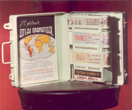 Libro electrónico. En 1949 la maestra leonesa Ángela Ruiz Robles, comprometida con la innovación y con la educación de los menos favorecidos, desarrolló la primera propuesta de enciclopedia mecánica. En palabras de su creadora, el libro mecánico, de “facilísimo manejo y peso insignificante”, nace para cubrir las necesidades cotidianas, para paliar el peso de las mochilas que cargaban los alumnos de la Escuela de Mandiá donde enseñaba y hacer así más atractivo y llevadero su aprendizaje, para permitir finalmente, también al maestro, personalizar su enseñanza al proporcionar un material pedagógico adaptable al nivel los conocimientos de cada niño.