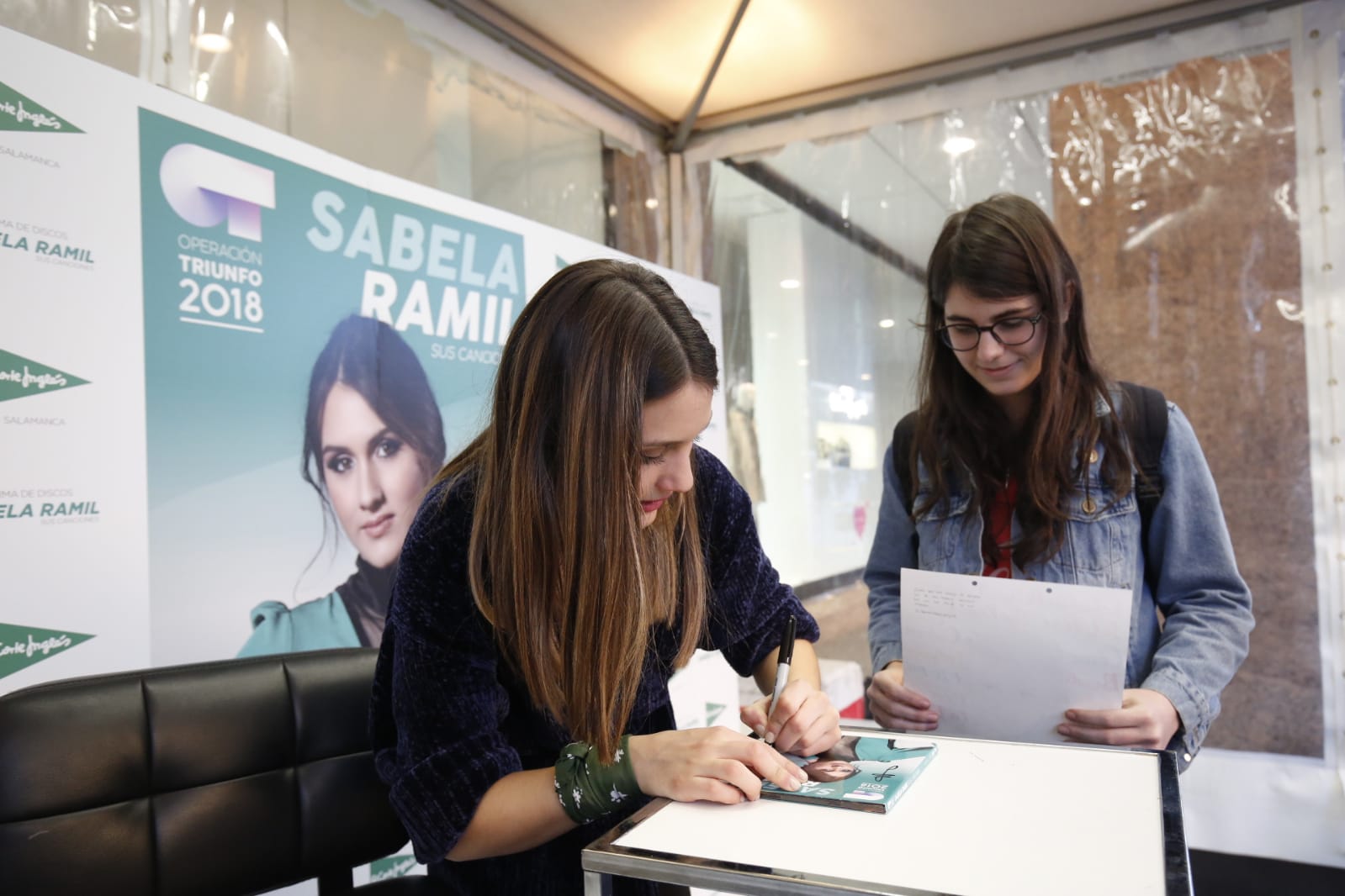 Fotos: La finalista de OT Sabela Ramil causa furor en Salamanca