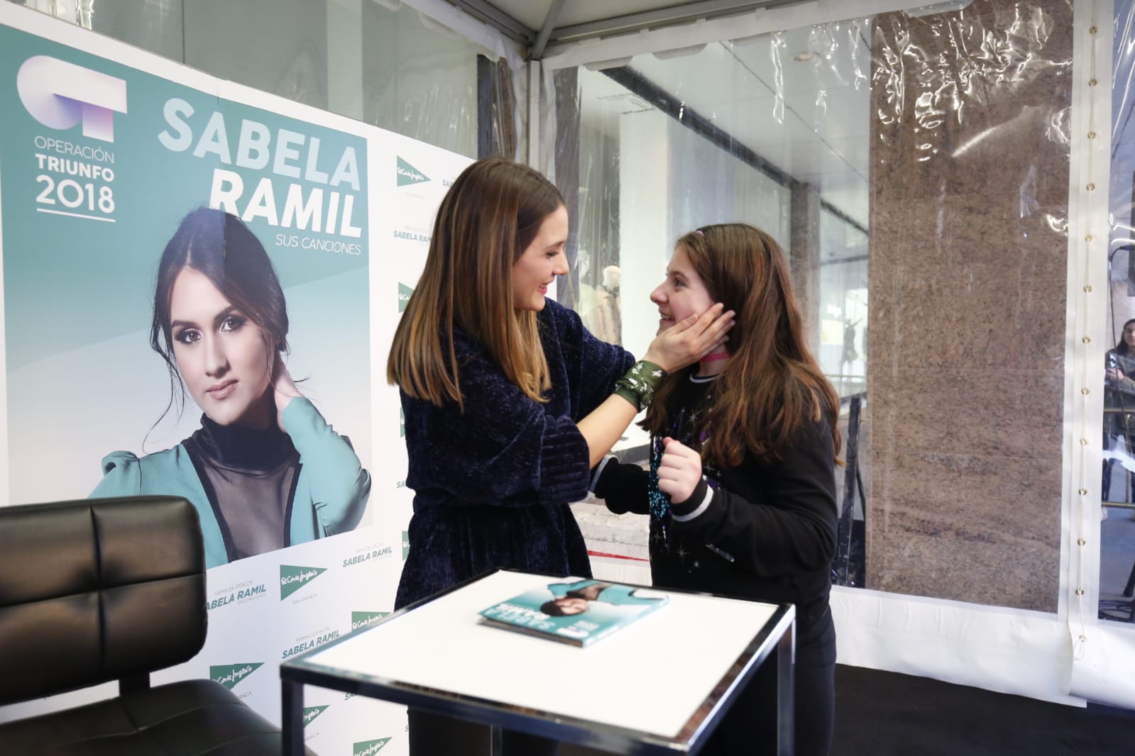 Fotos: La finalista de OT Sabela Ramil causa furor en Salamanca