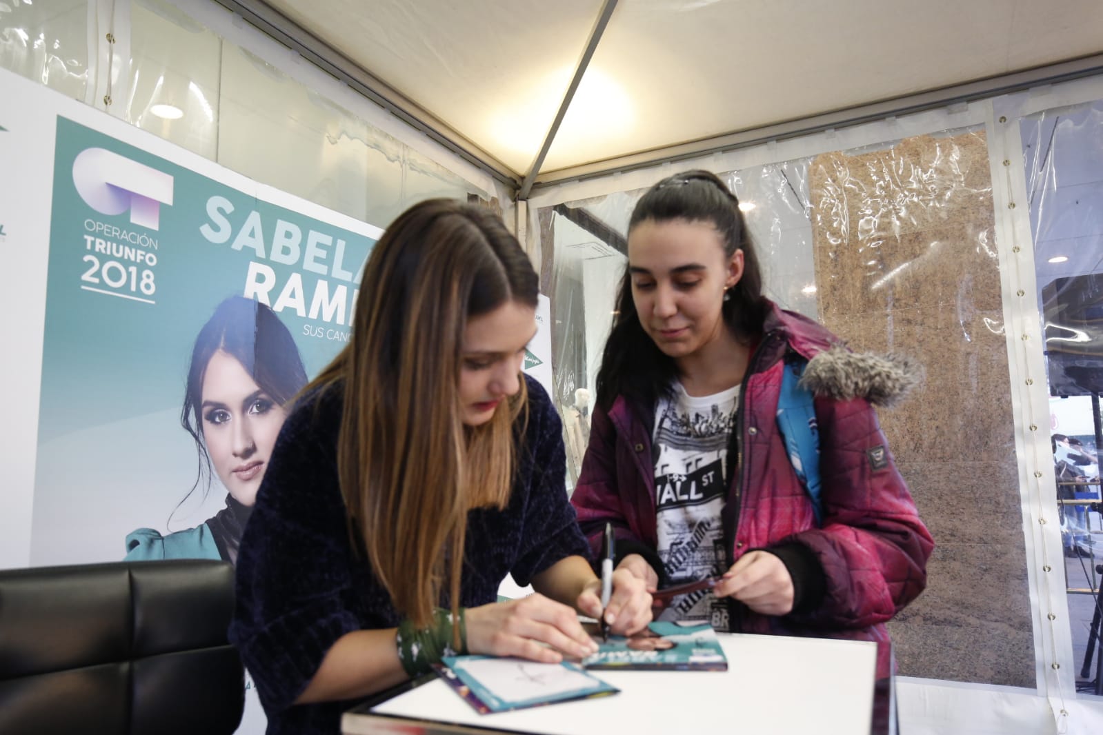 Fotos: La finalista de OT Sabela Ramil causa furor en Salamanca