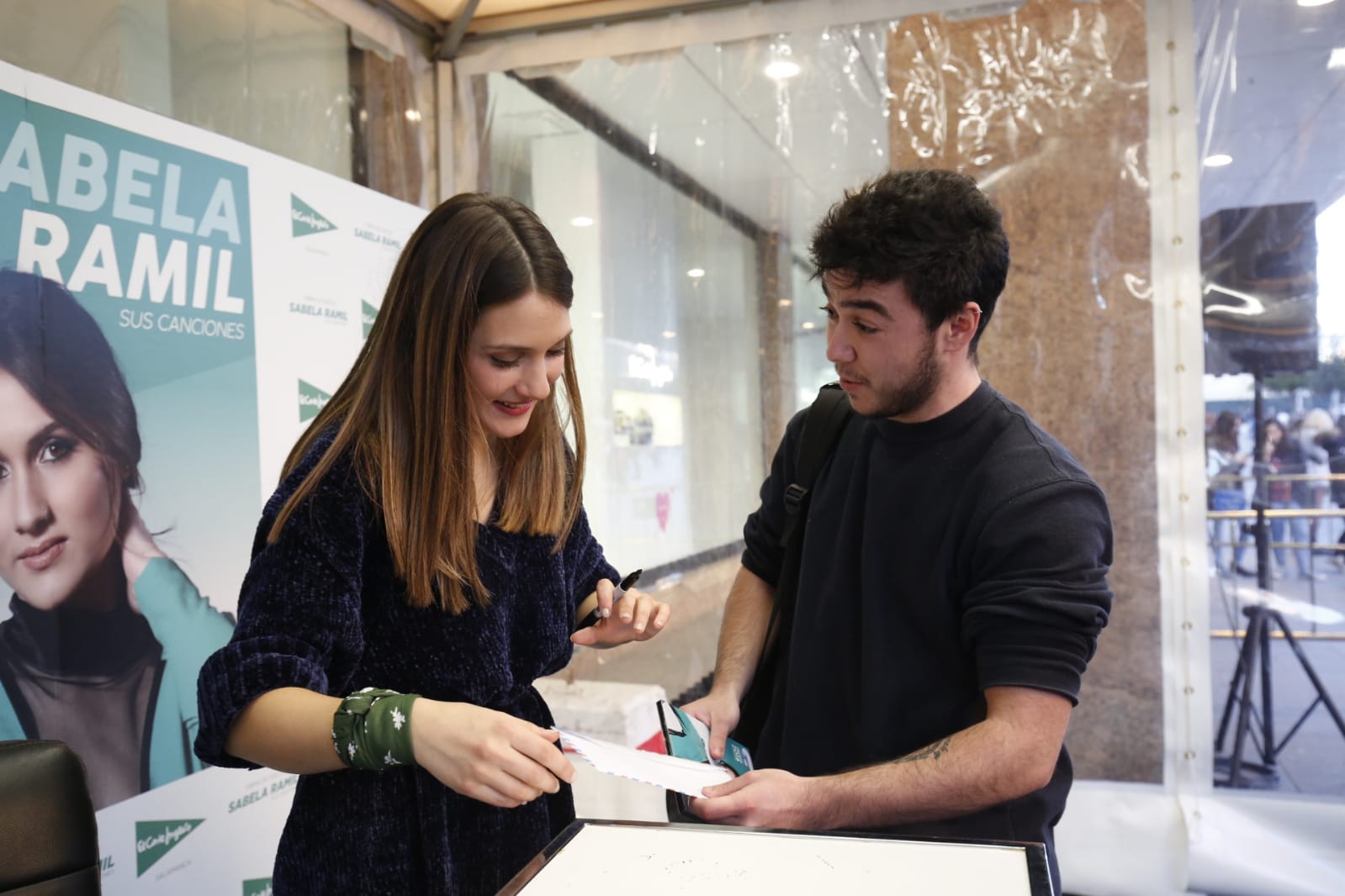 Fotos: La finalista de OT Sabela Ramil causa furor en Salamanca