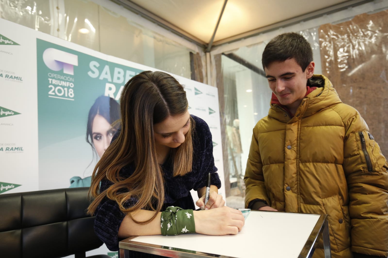 Fotos: La finalista de OT Sabela Ramil causa furor en Salamanca