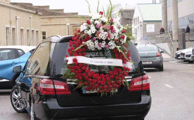 Un coche fúnebre, en las instalaciones de El Salvador. 