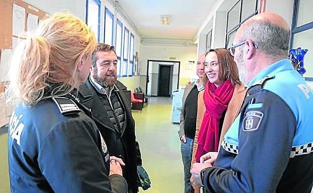 La intendente Julia González y el jefe de distrito conversan, de izquierda a derecha, con el diputado Miguel Ángel Gutiérrez; el asesor Félix Manjarrés, y Pilar Vicente, durante su visita a la Comisaría de Delicias. 