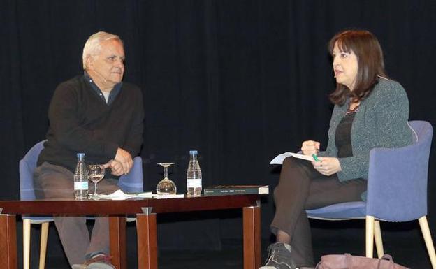 El periodista Juan Luis, en el ciclo 'Cronistas del Siglo XXI' en la Sala Miguel Delibes del Teatro Calderón. 