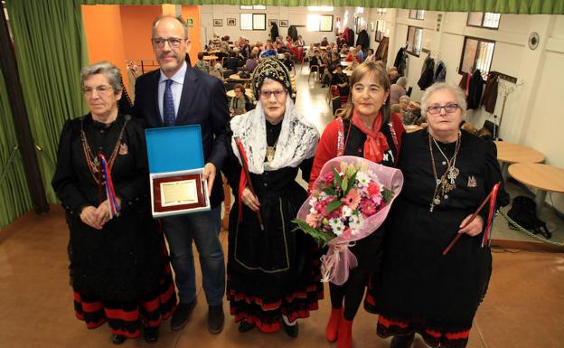 La alcaldesa y las mayordomas, con Gustavo Marazuela y Mari Paza Plaza tras entregarles su reconocimiento. 