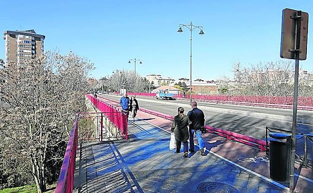 El inicio del puente de Adolfo Suárez, desde el Hospital Militar, sin la placa de García Morato.