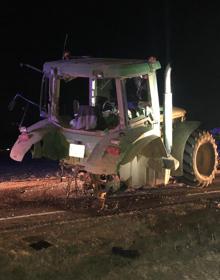 Imagen secundaria 2 - Se da a la fuga tras un tremendo choque contra un tractor en Quintanilla del Agua