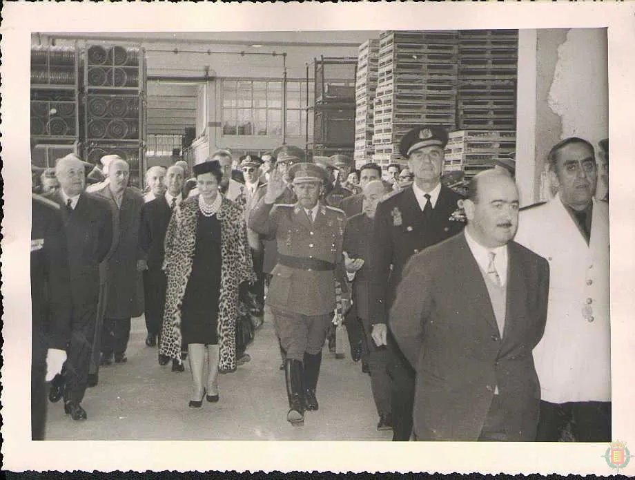 28.10.1959 El alcalde de Valladolid, Santiago López, en primer plano, durante una visita de Franco a FASA.