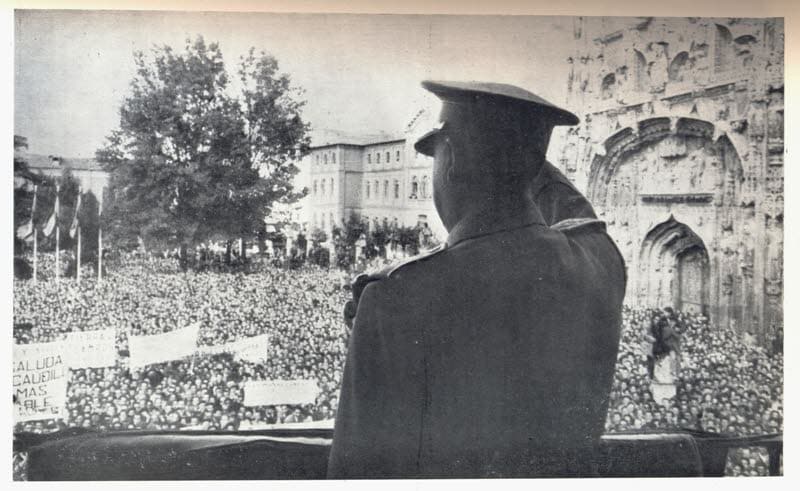 Francisco Franco desde el balcón de la Diputación Provincial de Valladolid en 1959.