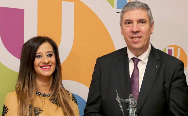 El presidente de Renault España, José Vicente de los Mozos, recibe el XXII Premio Conde Ansúrez de manos de la presidenta de la Asociación Provincial de Empresarios de Hostelería de Valladolid, María José Hernández.