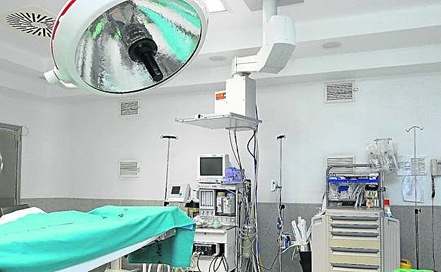 Camilla y aparataje en un quirófano del complejo. Derecha, un ureterorrenoscopio adquirido recientemente. 