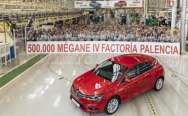 La plantilla del turno de mañana de Palencia posa con el vehículo medio millón. 