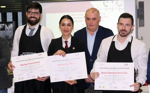 Los ganadores Rodrigo Pardo Panizo, Mónica Rosón Castro y Álvaro González posan con Javier Labarga. 