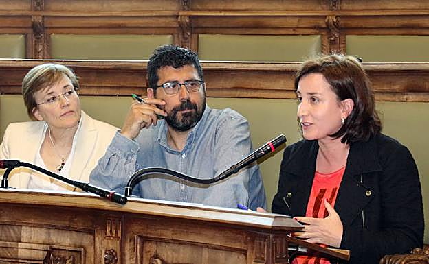 Rosalba Fonteriz, Alberto Bustos y María Sánchez, en un pleno municipal. 