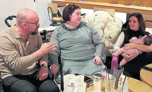 Fernando Frontela, Ana Reyes Rodríguez y Ara Domínguez, con la pequeña María en brazos, en Kiev.