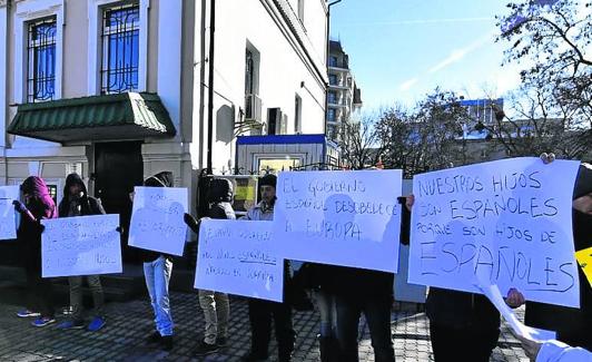 Protesta de familias ante la embajada de España en Kiev.