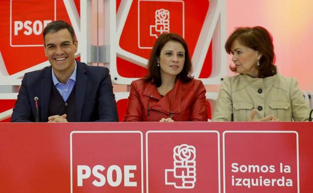 Sánchez, junto a Adriana Lastra y Carmen Calvo, momentos antes de la reunión de ayer de la dirección del PSOE.