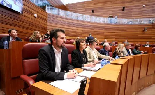 El portavoz del PSOE, Luis Tudanca, durante el Pleno de las Cortes de Castilla y León, con Mercedes Martín a su lado.