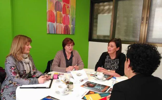 Helena Caballero, durante la reunión con las responsables del programa. 