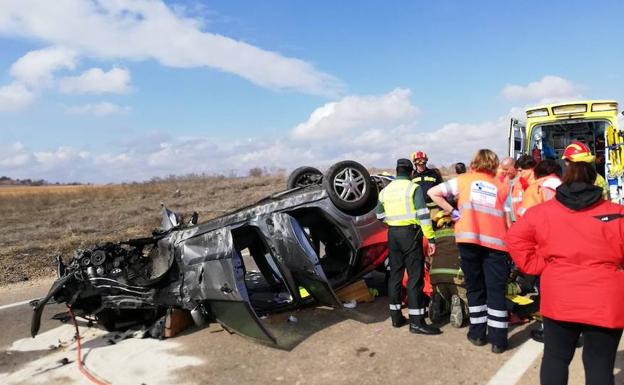 Vehículo siniestrado en la carretera VP-4401.