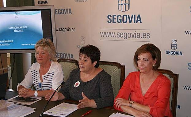 Clara Luquero (centro), junto a María José García Orejana (derecha), en una presentación. 