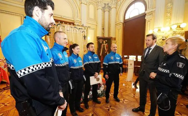 El alcalde de Valladolid, Óscar Puente, y la jefa de la Policía Local, Julia González, conversan con los cinco nuevos agentes. 