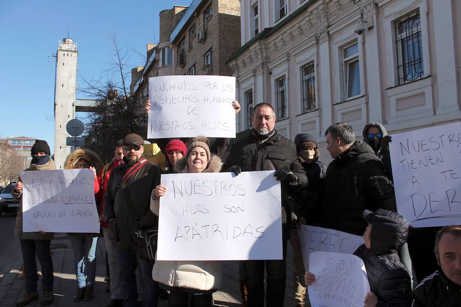 La familia palentina, entre otros afectados, en la protesta el lunes en Kiev. 