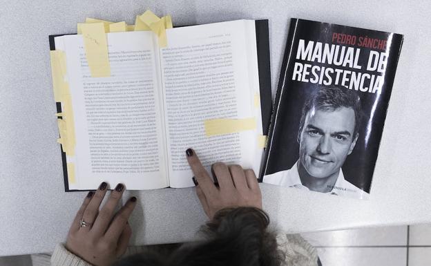 Una joven lee 'Manual de resistencia', el libro de Pedro Sánchez. 
