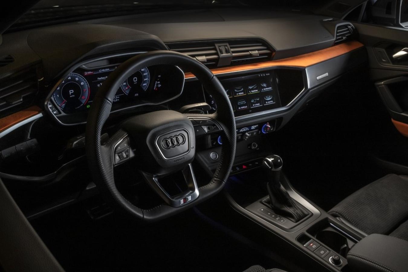 El nuevo Audi Q3 representa un cambio radical frente al modelo anterior. Es de mayor tamaño y se caracteriza por un diseño más deportivo con detalles como la nueva parrilla delantera octogonal. Se comercializa desde 35.880 euros.