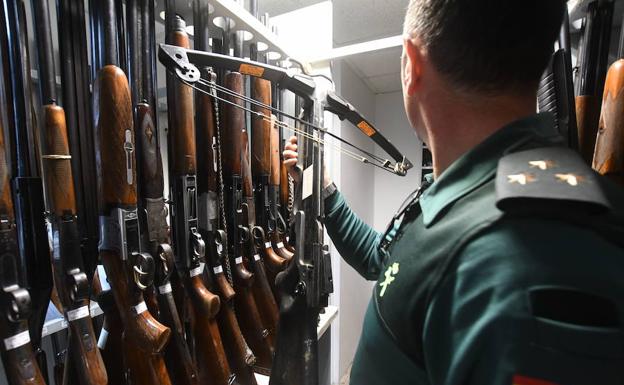 Un agente de la Guardia Civil muestra armas intervenidas. 