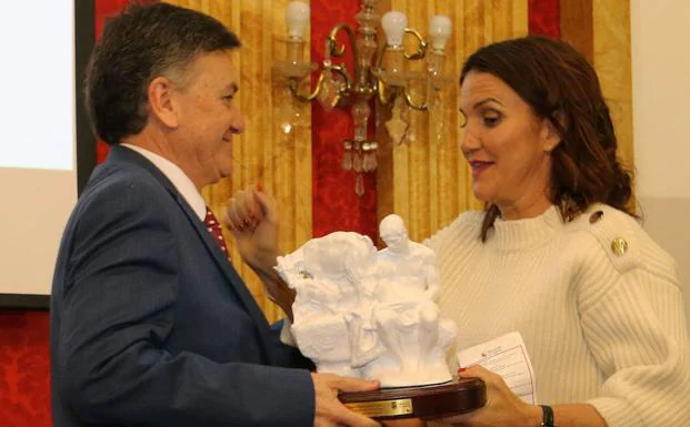 Samantha recoge el premio de manos del presidente de la Diputación, Francisco Vázquez. 