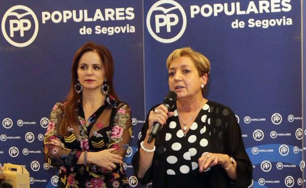 Silvia Clemente y la presidenta del PP de Segovia, Paloma Sanz, en el última cena de Navidad del partido. 