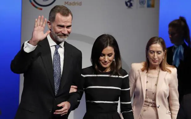 Los Reyes de España y la presidenta del Congreso de los Diputados, este miércoles.