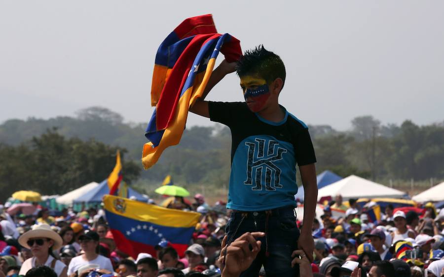Miles de personas se reúnen en Cútcuta (Colombia), para el multitudinario concierto a favor del envío de ayuda humanitaria a Venezuela.