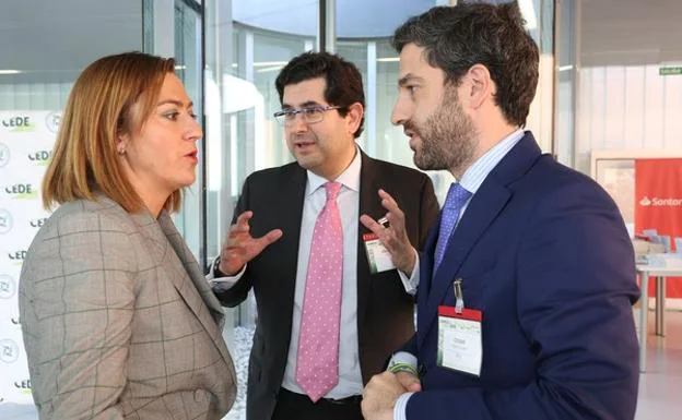 La delegada del Gobierno, Virginia Barcones, conversa con el presidente de Empresa Familiar, César Pontvianne (derecha) y el director, Eduardo Estévez, antes de la clausura de la asamblea. 