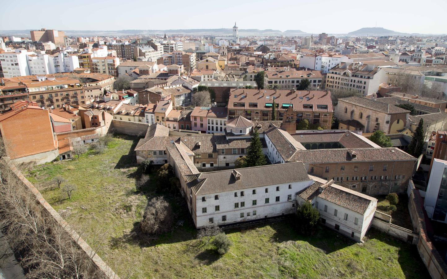 Visita del alcalde de Valladolid y los concejales al convento de Santa Catalina de Siena, adquirido por el Ayuntamiento.