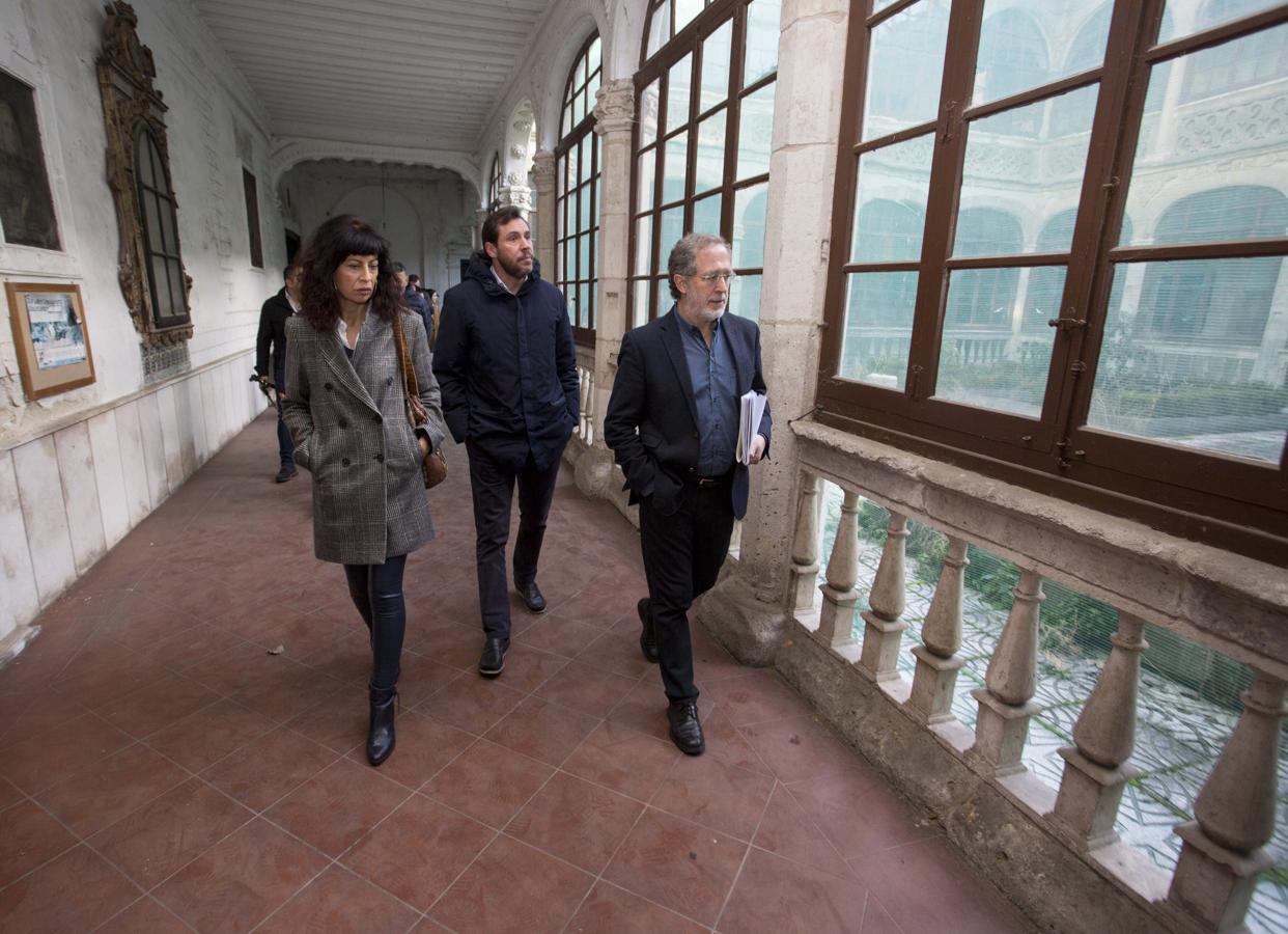 Visita del alcalde de Valladolid y los concejales al convento de Santa Catalina de Siena, adquirido por el Ayuntamiento.