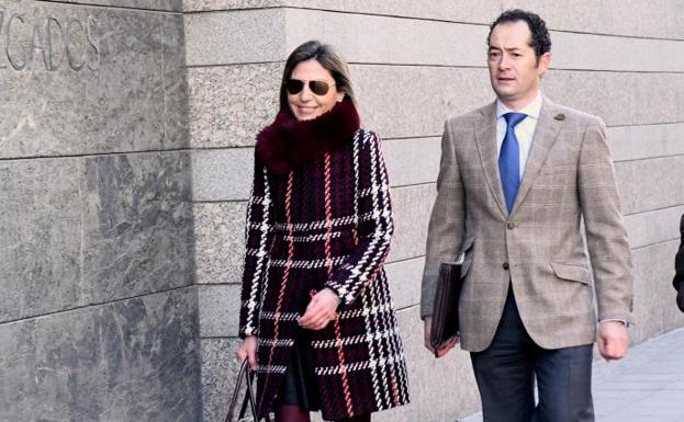 Beatriz Tovar y José Fernández, abogados de varios afectados entran a los juzgados.