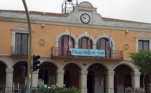 Pancarta que cuelga del balcón del Ayuntamiento de Santa María la Real de Nieva. 