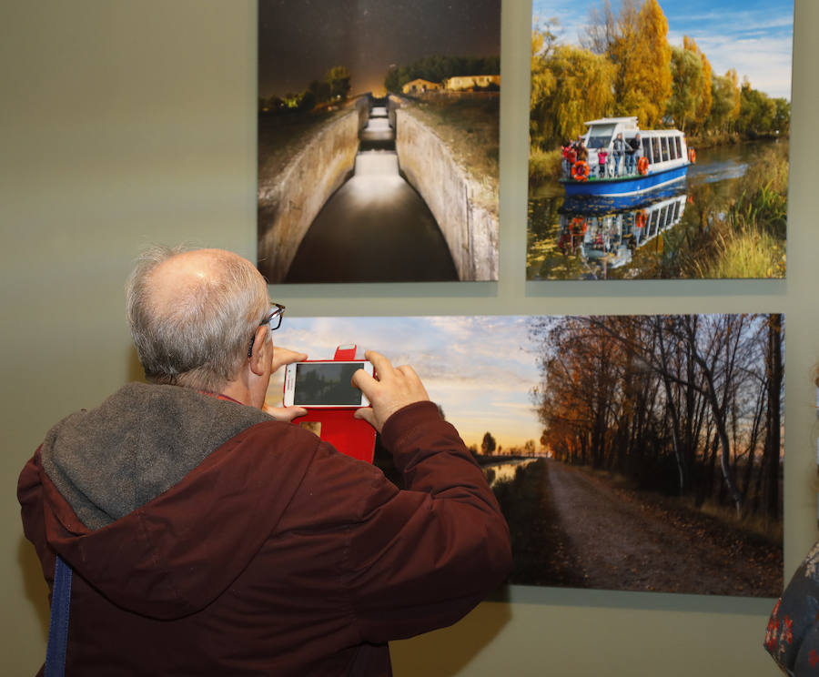 Un visitante toma fotos con el móvil de las fotos de la exposición. 