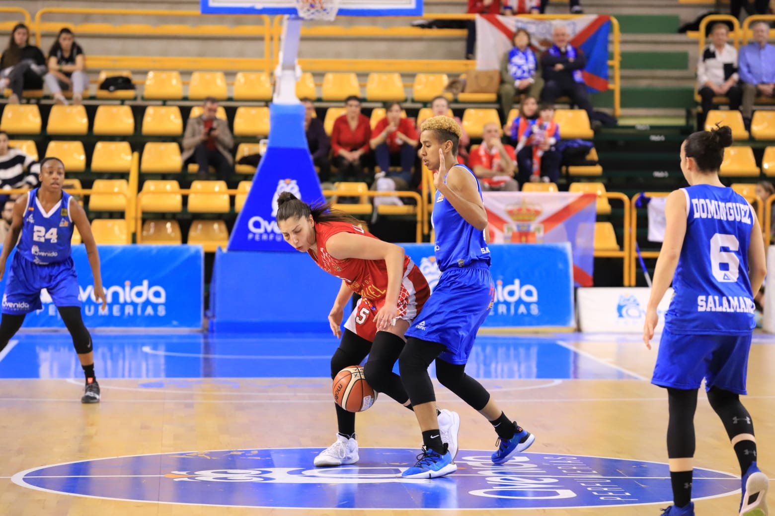 Fotos: El Avenida logra su 11ª victoria seguida en la Liga