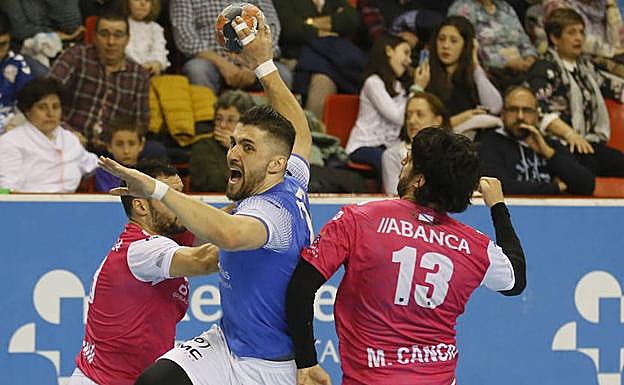 Roberto Péres penetra en la defensa gallega. 