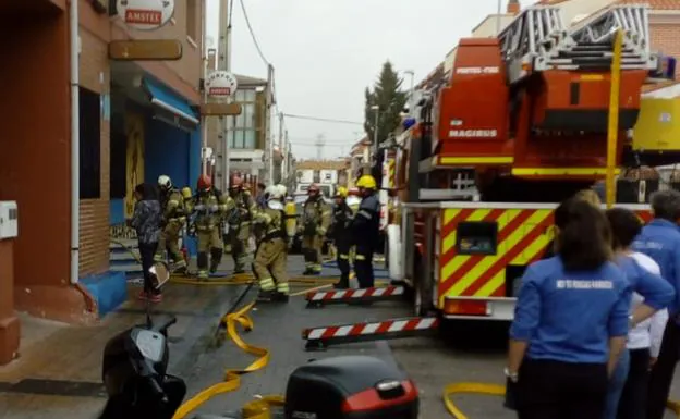 Los bomberos entran en la sidería de La Flecha.