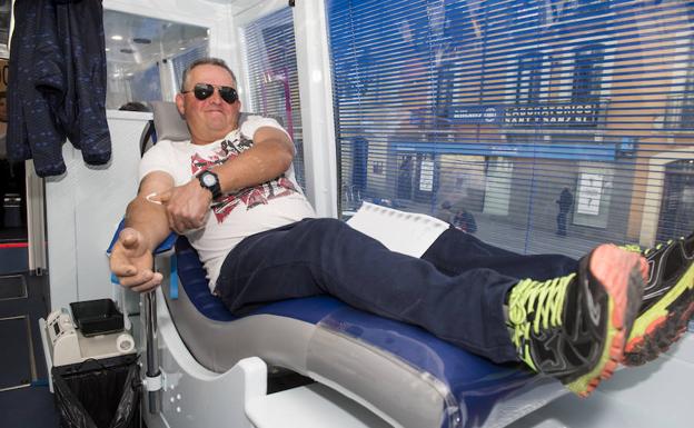 Un hombre dona sangre este sábado en la unidad móvil instalada en la avenida del Acueducto. 
