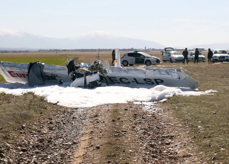 Fotos: Dos fallecidos al estrellarse una avioneta en Corrral de Ayllón