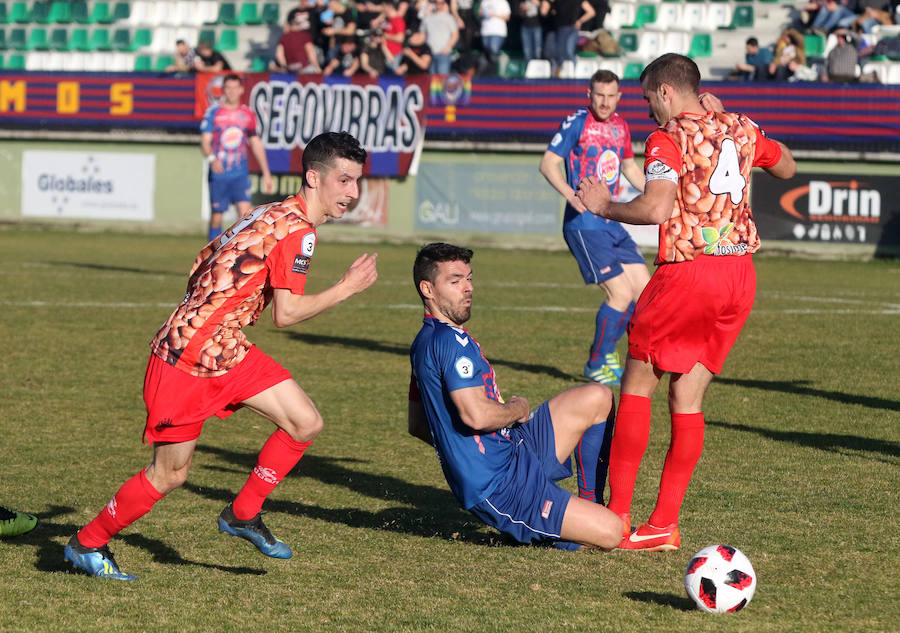Fotos: La Gimnástica Segoviana se impone a La Granja en el derby celebrado en La Albuera (2-0)