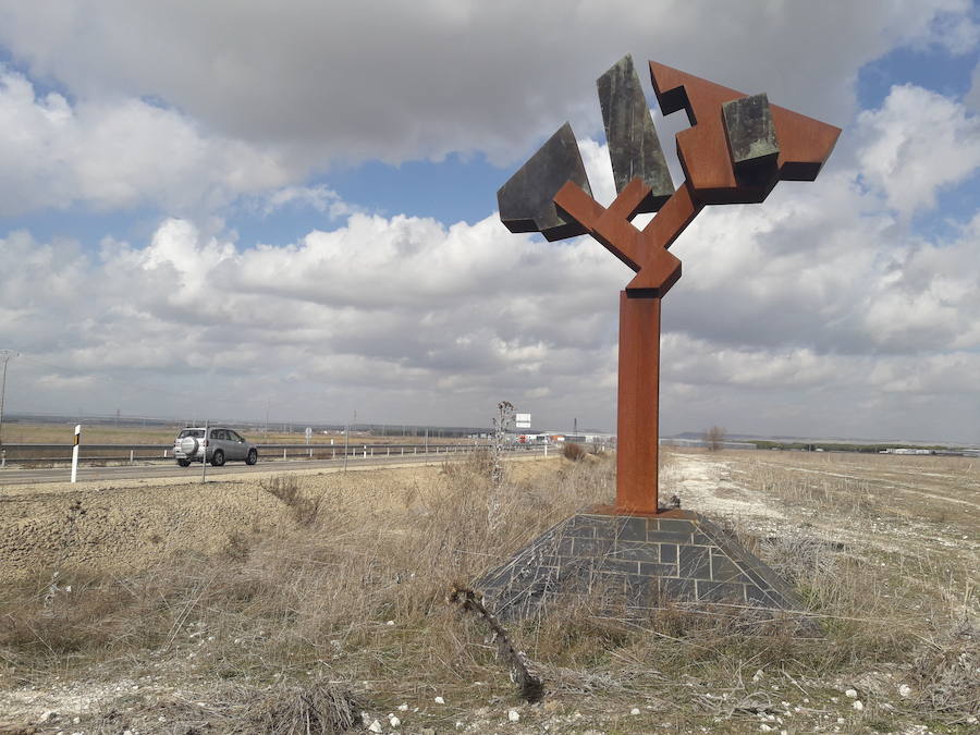 Un movimiento ciudadano en Santiago del Arroyo llevó a la Junta de Castilla y León a dictar una Declaración de Impacto Ambiental para evitar su tala e incluir al Pino Gordo en el trazado de la Autovía de Pinares.